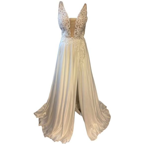 NWT L’amour Claudia White Lace Plunge Neckline Wedding Dress with Slit Size 6 - Picture 4 of 16